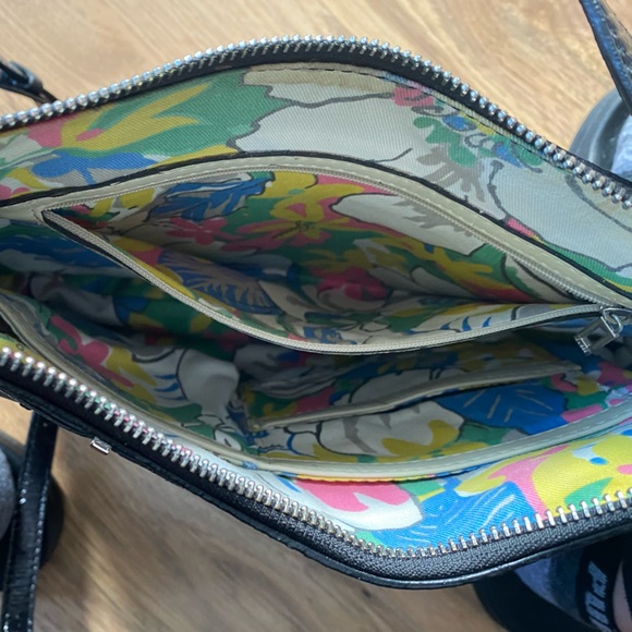 Guess purse - Picture 2 of 3